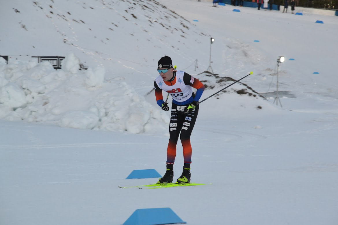 Tuukka Törnvall hiihtämässä